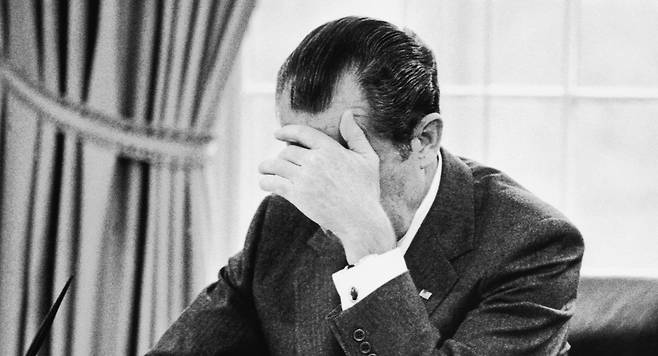 리처드 닉슨 대통령이 백악관 집무실에서 화를 참는 모습. 위키피디아