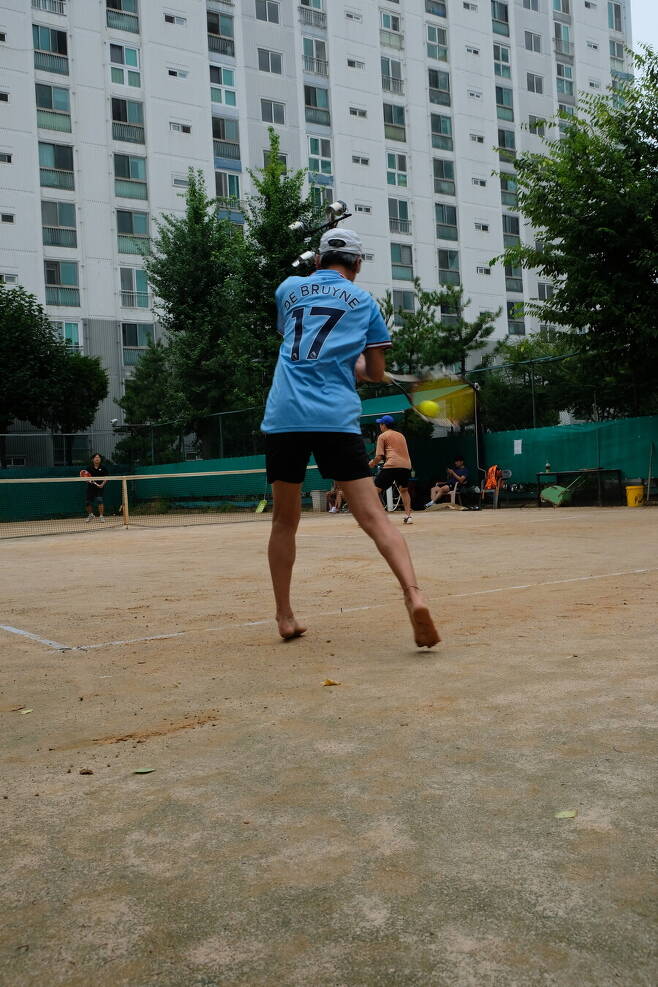 ‘맨발 테니스’ 경력 10년차인 이호창씨가 상대편의 서브를 받아치고 있다. 유해강 제공
