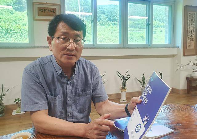 조용순 남해상주중 교장은 학교와 학부모, 학생, 마을주민이 함께 참여해 만들고 운영하는 것이 상주중의 가장 큰 특징이라며 지역소멸위기 극복을 위해선 교육을 매개로 젊은 인구가 꾸준히 유입되는 것이 중요하다고 강조했다. 남해=이동렬 기자