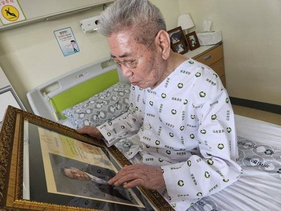 지난 13일 영구 귀국한 오성규 애국지사(100)가 서울중앙보훈병원에서 정밀 진단을 받고 있다. 오 지사의 입원실에 일본에서 가져온 훈장증과 국가유공자증이 나란히 놓여 있었다. 중앙보훈병원