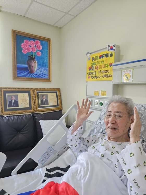 지난 13일 영구 귀국한 오성규 애국지사(100)가 서울중앙보훈병원에서 정밀 진단을 받고 있다. 오 지사의 입원실에 일본에서 가져온 훈장증과 국가유공자증이 나란히 놓여 있었다. 중앙보훈병원