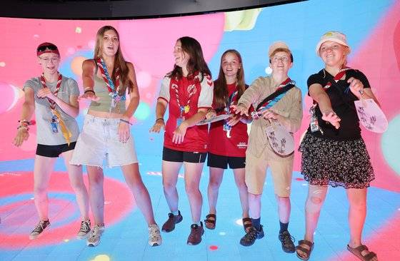 태풍 '카눈'의 한반도 북상으로 조기 퇴영을 결정한 '새만금 세계스카우트잼버리' 참가 스카우트 대원들이 9일 오전 서울 중구 하이커 그라운드를 찾아 K팝 댄스를 배우고 있다. [연합뉴스]