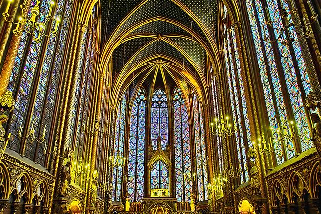 1248년 완공된 파리의 생 샤펠  성당의 스테인드글라스