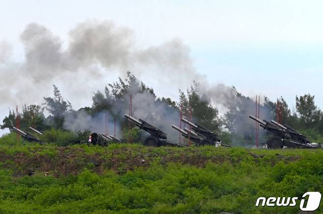 (핑둥 AFP=뉴스1) 우동명 기자 = 9일(현지시간) 대만 핑둥 훈련장에서 중국의 포위 군사훈련에 맞서 155㎜ 곡사포가 실사격 훈련을 하고 있다.  ⓒ AFP=뉴스1  Copyright (C) 뉴스1. All rights reserved. 무단 전재 및 재배포 금지.