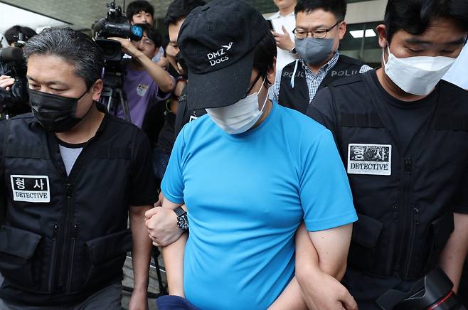 신림동 공원 성폭행 사건 피의자 최모씨가 19일 서울중앙지법에서 열리는 영장실질심사를 위해 관악경찰서를 나서고 있다. [연합]