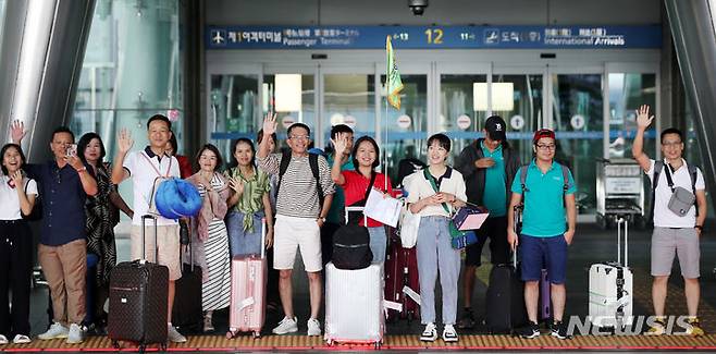 [인천공항=뉴시스] 김진아 기자 = 인천공항공사에 따르면 올 하계 성수기 기간(7.25~8.15) 인천공항을 이용하는 여객수가 코로나19이전과 비교해 85%까지 회복돼 17일 '공항운영 완전 정상화 선포식'을 개최한다. 인천공항의 일일 이용객이 최근 19만 명을 넘으면서 내달 중국의 중추절과 국경절 황금연휴(9.29∼10.6)를 통해 한국을 방문하는 유커들이 더 늘어날 것으로 예상된다. 사진은 이날 인천국제공항에서 외국인 관광객들이 입국장을 나오고 있다. 2023.08.17. bluesoda@newsis.com
