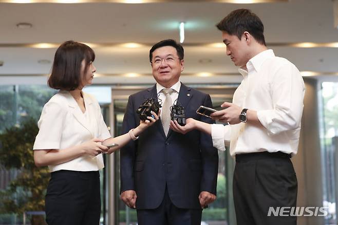 [서울=뉴시스] 김근수 기자 = 이찬희 삼성준법감시위원회(준감위) 위원장이 18일 오전 전국경제인연합회(전경련) 재가입 논의를 위한 임시회의가 열리는 서울 서초구 삼성생명 본사 사옥에서 취재진 질문에 답하고 있다. 삼성 준법감시위원회는 지난 16일 삼성생명 서초사옥에서 전국경제인연합회 재가입과 관련해 최종 결론을 내리지 못했다. 준법위는 이날 의견 수렴을 거쳐 결론을 내릴 계획이다. 이 논의 결과가 삼성을 포함한 4대 그룹(삼성·SK·현대자동차·LG)의 전경련 복귀를 가를 분수령이 될 것으로 보인다. 2023.08.18. ks@newsis.com