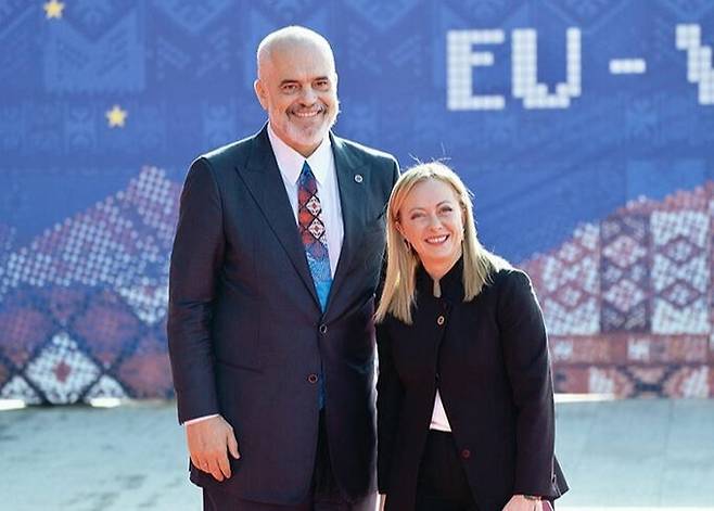 에디 라마 알바니아 총리(왼쪽)와 조르자 멜로니 이탈리아 총리. 사진은 2022년 12월 멜로니 총리가 알바니아 수도 티라나를 방문했을 때의 모습. 이탈리아 총리실 홈페이지
