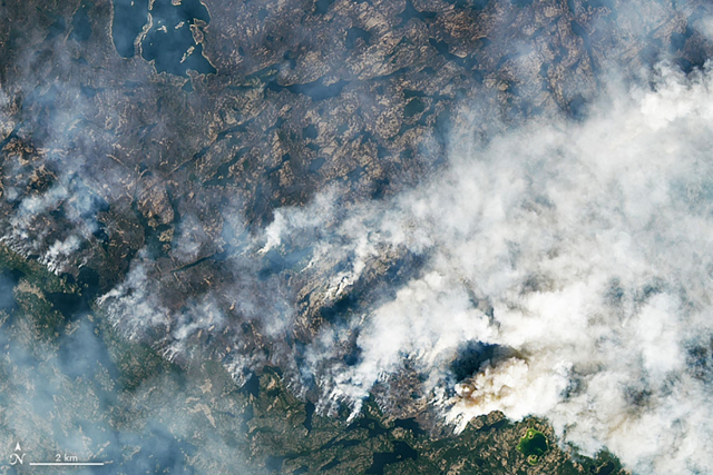 미국 항공우주국(NASA) 지구관측소가 16일(현지시간) 찍은 캐나다 북서부 노스웨스트 준주 옐로나이프 북동쪽 산불의 위성 사진. AFP연합뉴스