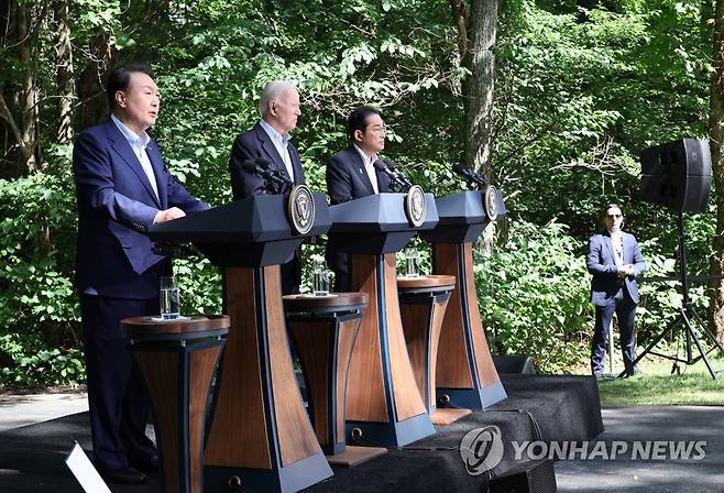 공동기자회견 발언하는 윤석열 대통령 (캠프 데이비드=연합뉴스) 진성철 기자 = 윤석열 대통령이 18일(현지시간) 워싱턴DC 인근 미국 대통령 별장인 캠프 데이비드에서 열린 한미일 정상 공동기자회견에서 발언하고 있다. 왼쪽부터 윤 대통령, 바이든 미 대통령, 기시다 후미오 일본 총리. 2023.8.19 zjin@yna.co.kr