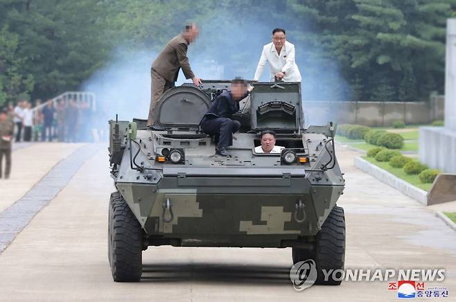 북한 김정은 "미사일 생산능력 비약적 제고"…장갑차도 직접 몰아 (서울=연합뉴스) 김정은 북한 국무위원장이 주요 군수공장들을 시찰하고 "전쟁준비의 질적수준은 군수산업발전에 달려있다"며 무기 생산능력의 제고를 독려했다.
   조선중앙통신은 김 위원장이 지난 11~12일 전술미사일 생산공장과 전술미사일 발사대차 생산공장, 전투장갑차 생산공장, 대구경 조종방사포탄 생산공장 등을 현지지도했다고 14일 보도했다. [조선중앙통신 홈페이지 캡처] 2023.8.14 
    [국내에서만 사용가능. 재배포 금지. For Use Only in the Republic of Korea. No Redistribution] 
 nkphoto@yna.co.kr