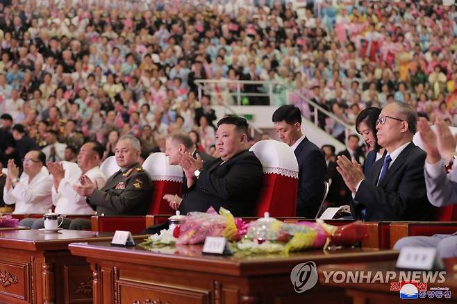 북한 김정은, 중·러 대표단들과 공연관람 (평양 조선중앙통신=연합뉴스) 김정은 북한 국무위원장이 '전승절'(6ㆍ25전쟁 정전협정기념일) 70주년 행사 참석차 방북한 러시아 군사대표단, 중국 정부 대표단과 함께 공연을 관람했다고 조선중앙통신이 27일 보도했다. 2023.7.27 
    [국내에서만 사용가능. 재배포 금지. For Use Only in the Republic of Korea. No Redistribution] nkphoto@yna.co.kr