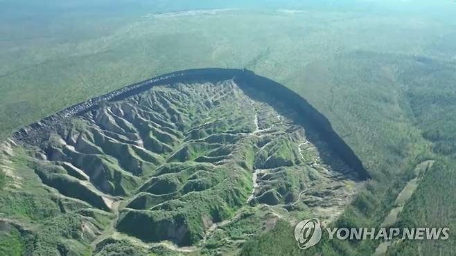 영구동토층이 녹으면서 모습을 드러낸 러시아 바타가이카 분화구  [로이터 연합뉴스 자료사진. 재판매 및 DB 금지]