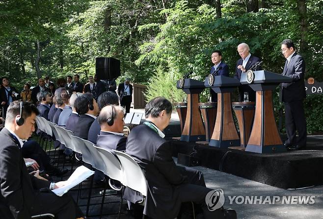 공동기자회견 발언하는 기시다 일본 총리 (캠프 데이비드=연합뉴스) 진성철 기자 = 기시다 후미오 일본 총리가 18일(현지시간) 워싱턴DC 인근 미국 대통령 별장인 캠프 데이비드에서 열린 한미일 정상 공동기자회견에서 발언하고 있다. 왼쪽부터 윤석열 대통령, 바이든 미 대통령, 기시다 일본 총리. 2023.8.19 zjin@yna.co.kr