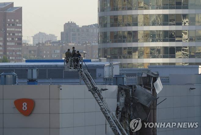 '드론 격추' 건물 인근서 조사하는 러시아 수사관들 [로이터 연합뉴스 자료사진. 재판매 및 DB 금지]