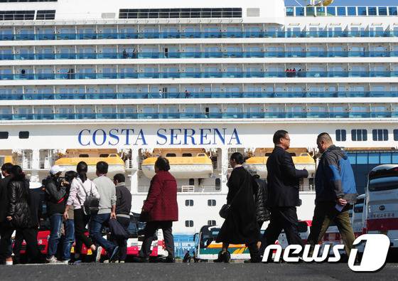 2017년 중국발 마지막 크루즈선인 코스타 세레나호를 타고 온 중국 관광객들이 제주시 제주 국제크루즈터미널에서 제주관광을 위해 나서고 있다. 2017.3.15/뉴스1 ⓒ News1 DB