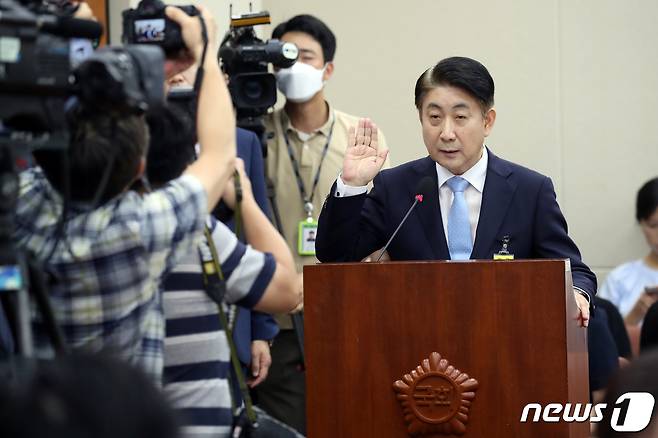 이동관 방송통신위원장 후보자가 18일 오전 서울 여의도 국회 과학기술정보방송통신위원회에서 열린 인사청문회에 출석해 선서하고 있다. 2023.8.18/뉴스1 ⓒ News1 황기선 기자