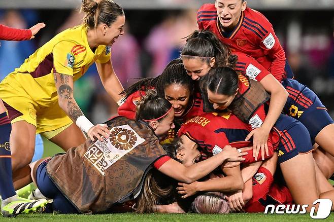 일본에 0-4로 졌던 스페인, 잉글랜드 꺾고 여자 월드컵 첫 우승