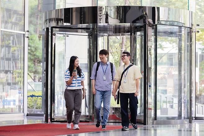 포스코 직원들이 지난 18일 자유로운 복장을 입고 대치동포스코센터로 출근하고 있다. ⓒ포스코