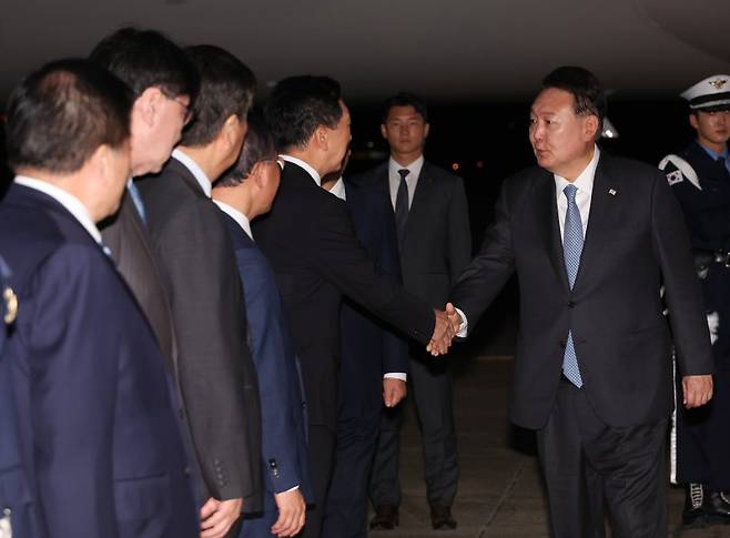 한미일 정상회의을 마치고 귀국한 윤석열 대통령이 20일 성남 서울공항에 전용기인 공군 1호기편으로 도착해, 마중나온 국민의힘 김기현 대표 등과 인사하고 있다. 연합뉴스