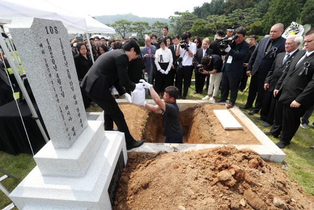 제78주년 8·15 광복절을 하루 앞둔 14일 오전 서울 동작구 국립서울현충원 애국지사 묘역에서 열린 독립운동가 최재형 선생과 배우자 최 엘레나 페트로브나 여사의 합동 안장식에서 최 선생 부부의 영현이 입관되고 있다. 최재형 선생 순국 103년 만에 엄수된 이날 합동 안장식에서는 최 선생 순국 추정지의 흙과 최 여사 유해가 모셔졌다. 뉴스1