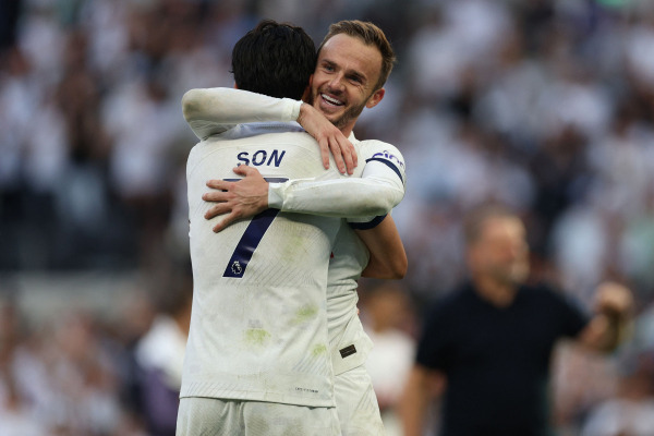 <yonhap photo-0417=""> Tottenham Hotspur's English midfielder #10 James Maddison and Tottenham Hotspur's South Korean striker #07 Son Heung-Min celebrate at the end of the English Premier League football match between Tottenham Hotspur and Manchester United at Tottenham Hotspur Stadium in London, on August 19, 2023. (Photo by Adrian DENNIS / AFP) / RESTRICTED TO EDITORIAL USE. No use with unauthorized audio, video, data, fixture lists, club/league logos or 'live' services. Online in-match use limited to 120 images. An additional 40 images may be used in extra time. No video emulation. Social media in-match use limited to 120 images. An additional 40 images may be used in extra time. No use in betting publications, games or single club/league/player publications. //2023-08-20 04:46:34/ <저작권자 ⓒ 1980-2023 ㈜연합뉴스. 무단 전재 재배포 금지.></yonhap>