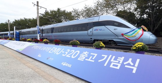 지난해 9월 출고된 EMU-320 1호차. 연합뉴스
