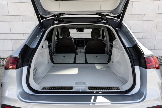 ‘더 뉴 EQE 500 4MATIC SUV'의 2열 좌석을 접은 모습. 2열 좌석을 접으면 트렁크 용량은 1675L로 커진다. 사진 메르세데스 벤츠 코리아