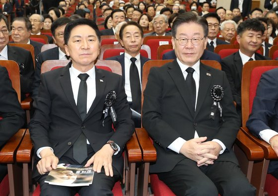 18일 오전 서울 동작구 국립서울현충원 현충관에서 열린 고(故) 김대중 전 대통령 서거 14주기 추도식에 김기현 국민의힘 대표와 이재명 더불어민주당 대표가 참석하고 있다. 뉴스1