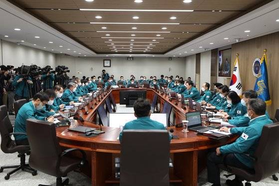 윤석열 대통령이 서울 용산구 대통령실에서 태풍 피해 상황 긴급점검 국무회의를 주재하고 있다. [뉴스1]