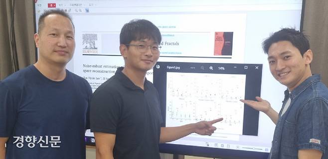 박일승씨(가운데)와 이준혁씨(오른쪽)가 지난 18일 서울대 스포츠공학실에서 ‘케이오스, 솔리톤스 앤드 프랙탈스’에 게재한 논문을 설명하고 있다. 왼쪽은 체육교육과 안주은 교수.