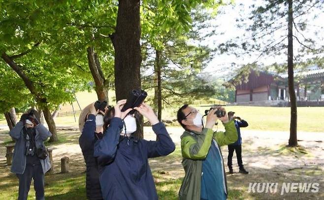 쿠키뉴스와 야생조류교육센터 그린새 생태조사팀이 동구릉에서 조류를 탐사하고 있다.야생조류교육센터 그린새 서정화 대표는 “동구릉은 60만평의 넓은 면적에 잘 보존된 숲과 연지(蓮池), 깨끗한 물이 흐르는 실개천 등 조류들이 서식하기 좋은 환경이다. 맹금류부터 작은 곤충까지 먹이사슬 구조도 자연스럽게 이루어져 있다.”면서 “멸종 위기종을 비롯해 다양한 텃새와 철새, 나그네새들의 보금자리를 역할을 감당하기에 충분하다”고 밝혔다.