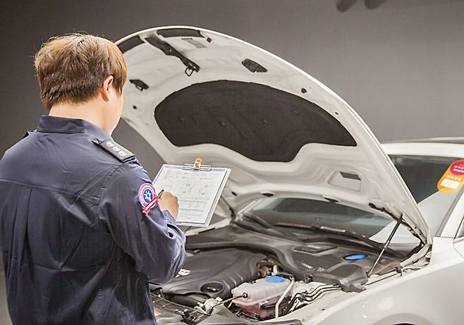 중고차 진단 장면 [사진출처=엔카닷컴]