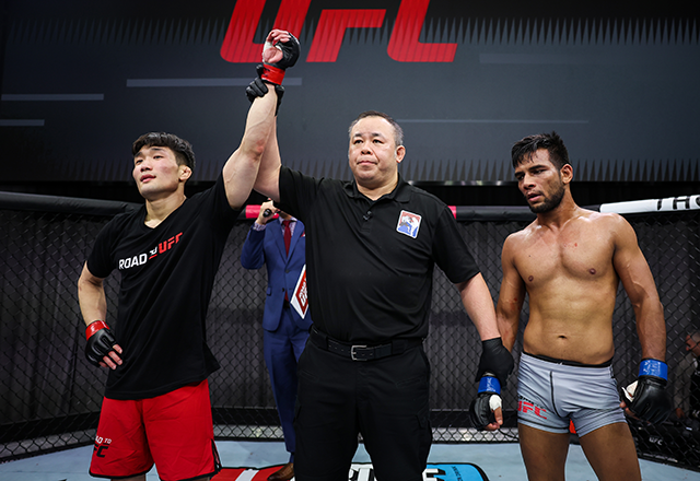 이창호(왼쪽)는 라나 루드라 프라탑 싱을 이기고 2023 Road to UFC 밴텀급 준결승에 합류했다. 사진=Zuffa