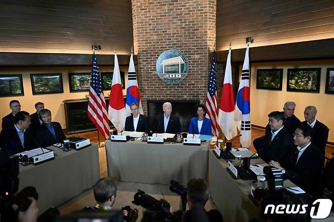 (AFP=뉴스1) 오대일 기자 = 윤석열 대통령과 조 바이든 미국 대통령, 기시다 후미오 일본 총리가 18일(현지시간) 미국 워싱턴DC 인근 대통령 별장인 캠프 데이비드에서 한미일 정상회의를 하고 있다. 2023.8.18 ⓒ AFP=뉴스1  Copyright (C) 뉴스1. All rights reserved. 무단 전재 및 재배포 금지.