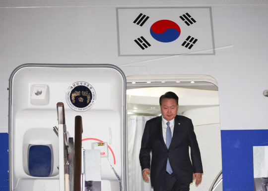 한미일 정상회의을 마치고 귀국한 윤석열 대통령이 20일 성남 서울공항에 도착, 공군 1호기에서 내리고 있다. <연합>