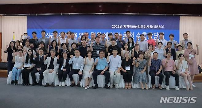 [무안=뉴시스] (재)전남바이오진흥원이 자연유래헬스케어산업 육성을 위해 광주테크노파크에서 최근 개최한 '수출상담회'에서 중국 바이어와 56만달러 규모의 수출협약을 체결하는 성과를 거뒀다. (사진=전남바이오진흥원 제공) 2023.08.20. photo@newsis.com *재판매 및 DB 금지