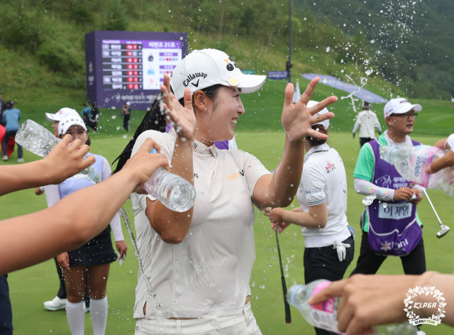 한진선이 20일 하이원리조트 여자오픈 우승 뒤 동료들로부터 축하 물세례를 받고 있다. 사진 제공=KLPGA