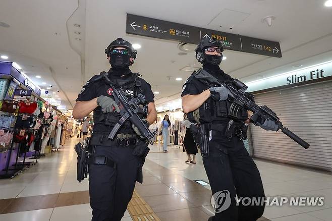 강남역 지하상가 순찰하는 경찰특공대원들 [연합뉴스 자료사진]