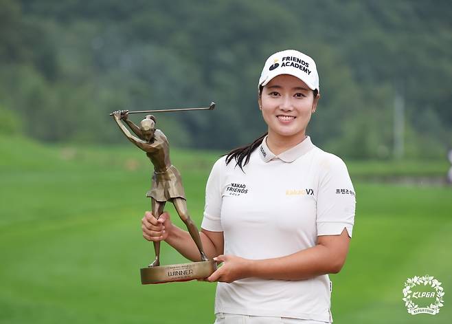 우승 트로피를 든 한진선. [KLPGA 제공. 재판매 및 DB 금지