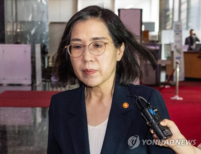 취재진 질문 받는 김현숙 여성가족부 장관 (서울=연합뉴스) 황광모 기자 = 김현숙 여성가족부 장관이 18일 오전 서울 종로구 정부서울청사로 출근하다 취재진의 잼버리 사태 관련 질문을 받고 있다. 2023.8.18 hkmpooh@yna.co.kr