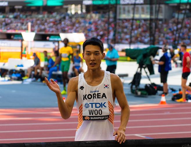 김도균 코치와 상의하는 우상혁 (서울=연합뉴스) 우상혁이 20일 헝가리 부다페스트 국립경기장에서 열린 2023 부다페스트 세계육상선수권 남자 높이뛰기 예선 경기 중 김도균 코치와 상의하고 있다. [대한육상연맹 제공. 재판매 및 DB금지]