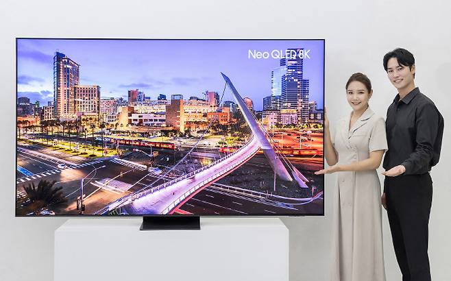 삼성전자 모델이 98형 Neo QLED 8K(모델명 QNC990) 신모델을 소개하고 있다.(사진=삼성전자)