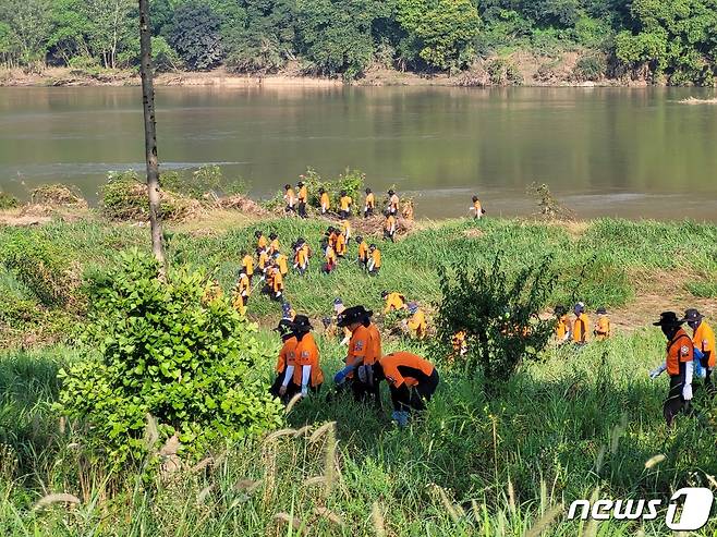 소방 등 수색당국이 3일 오전 경북 예천군 내성천 인근에서 집중호우와 산사태로 실종된 주민을 찾기 위한 수색을 하고 있다. (경북소방본부 제공) 2023.8.3/뉴스 ⓒ News1 남승렬 기자