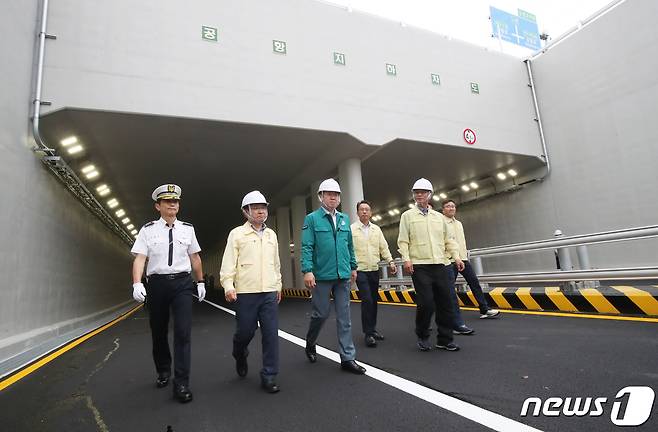 오영훈 제주도지사가 19일 오전 제주 첫 지하차도인 공항로 지하차도를 찾아 행정안전부 관계자와 함께 현장 안전 점검을 진행하고 있다. 제주시는 오송 지하차도 침수 참사를 계기로 시 자체 안전 점검을 강화하기 위해 공항로 지하차도 임시 개통일을 20일에서 다음 달 초순으로 연기했다. 2023.7.19/뉴스1 ⓒ News1 오현지 기자