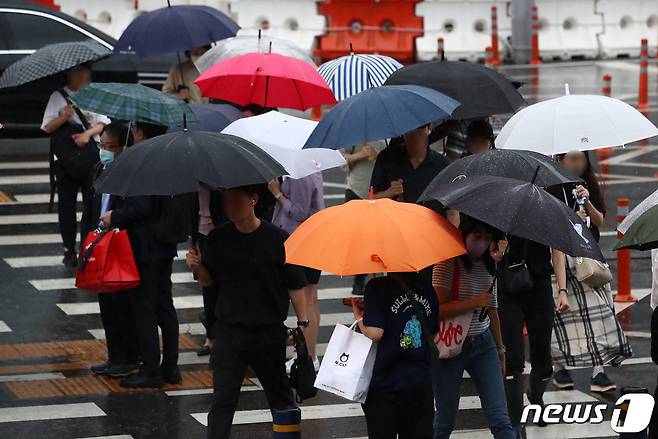 제6호 태풍 '카눈'이 북상한 10일 오후 서울 중구 서울역에서 퇴근길에 오른 시민들이 발걸음을 재촉하고 있다. 2023.8.10/뉴스1 ⓒ News1 김민지 기자