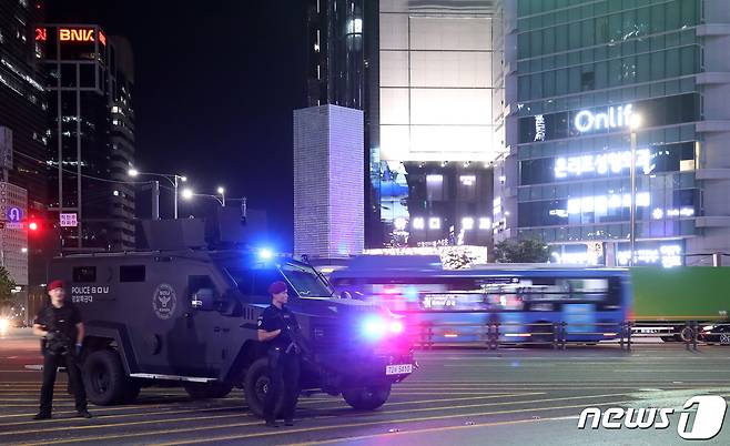 서울시 강남구 지하철 강남역 인근에 경찰특공대와 전술장갑차가 배치된 모습. ⓒ News1