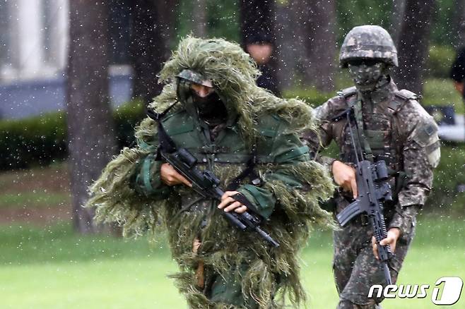 을지훈련 첫날인 21일 오후 서울 여의도 국회 본청앞에서 육군 장병이 테러진압 예행연습을 하고 있다. 2023.8.21/뉴스1 ⓒ News1 황기선 기자