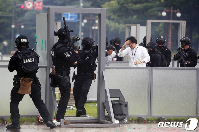 을지훈련 첫날인 21일 오후 서울 여의도 국회 본청앞에서 경찰특공대가 테러진압 예행연습을 하고 있다. 2023.8.21/뉴스1 ⓒ News1 황기선 기자