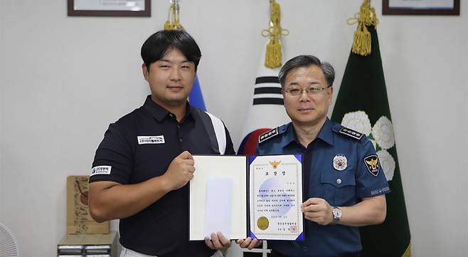 프로골퍼 이하늘(왼쪽)이 마약범 검거에 힘을 보태 21일 용인 동부경찰서로부터 표창창을 받고 기념촬영하고 있다. 사진 | KPGA